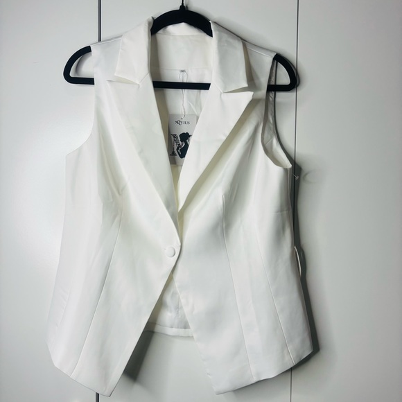 Elegant White Sleeveless Blazer Jumpsuit - Picture 3 of 10